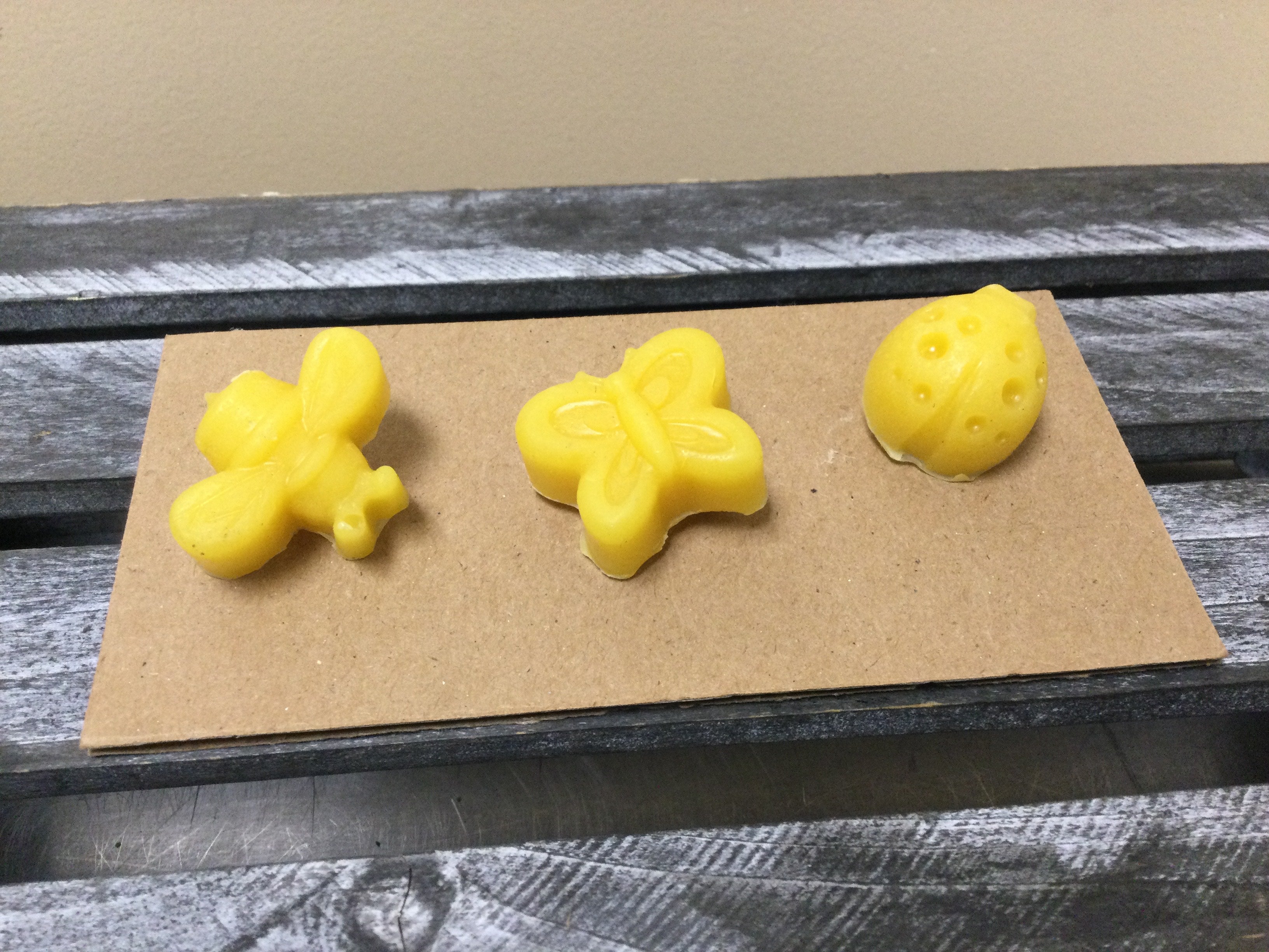 Bees Wax, California Gold, 3/4 oz three cute bugs
